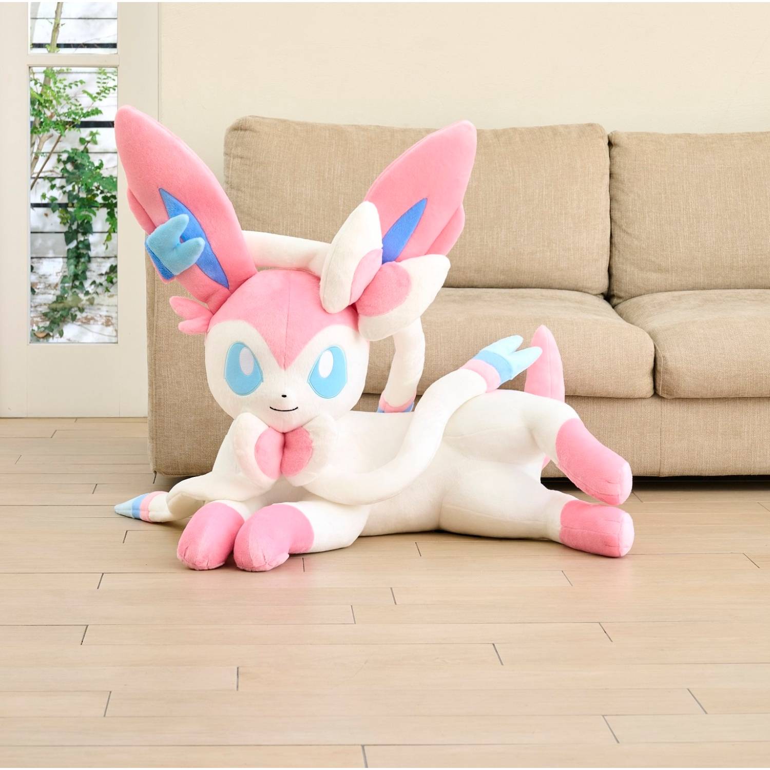 Pokémon: Life-Size Plush - Sylveon (Lying Down Ver.) (Limited Edition ...