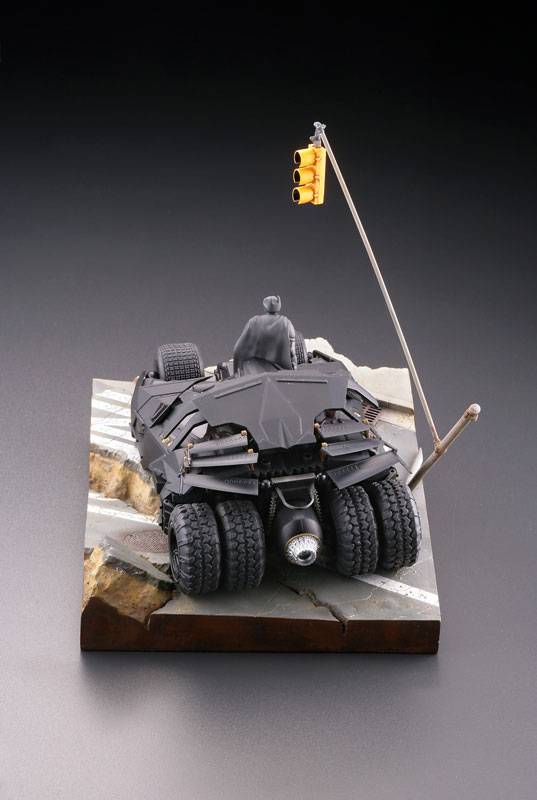 Batman The Dark Knight - Batmobile Tumbler in GOTHAM CITY. [Legacy of Revoltech LR-054]